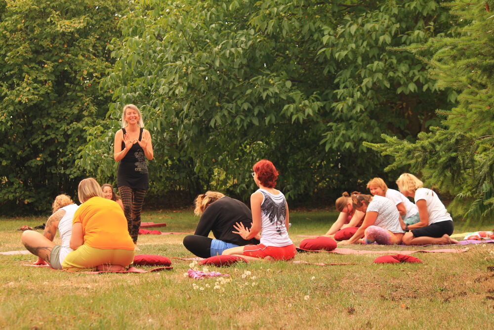 Yoga findet im Sommer im Garten statt.