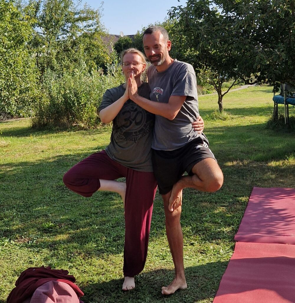 Partneryoga im Garten