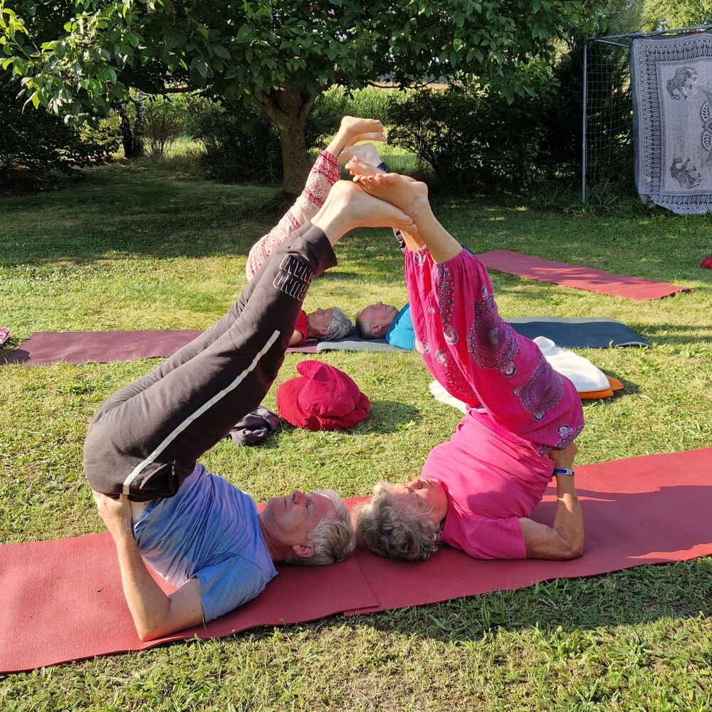 Partneryoga im Garten