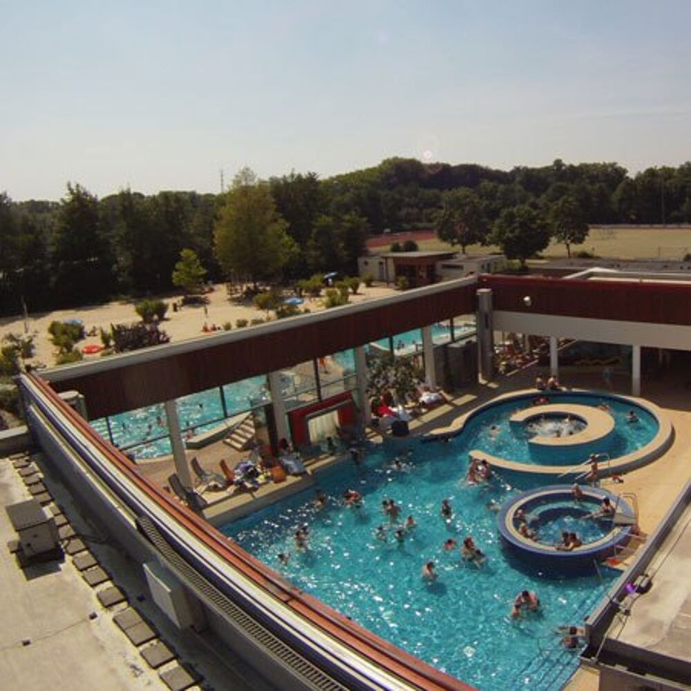 Im Sommer wird das Hallenbad zum Freibad 